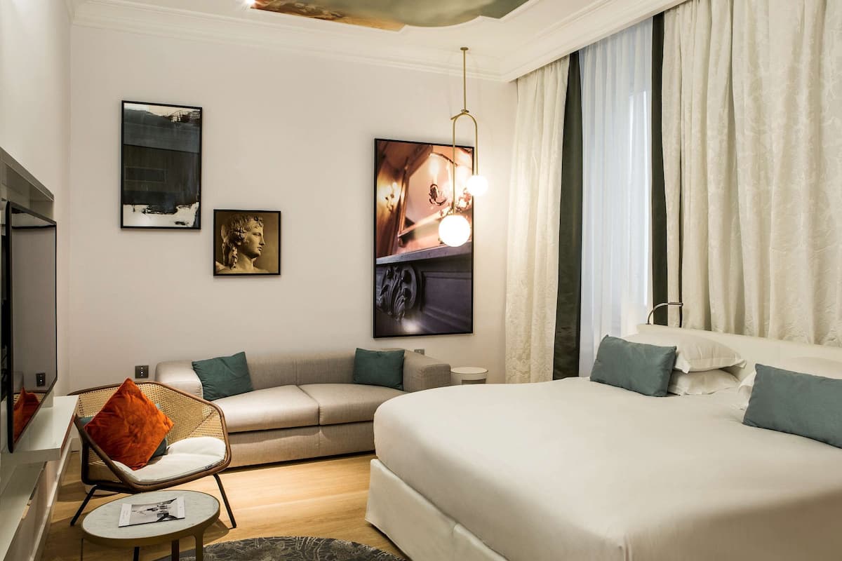 Junior Suite, 1 Queen Bed | Premium bedding, minibar, in-room safe, blackout drapes