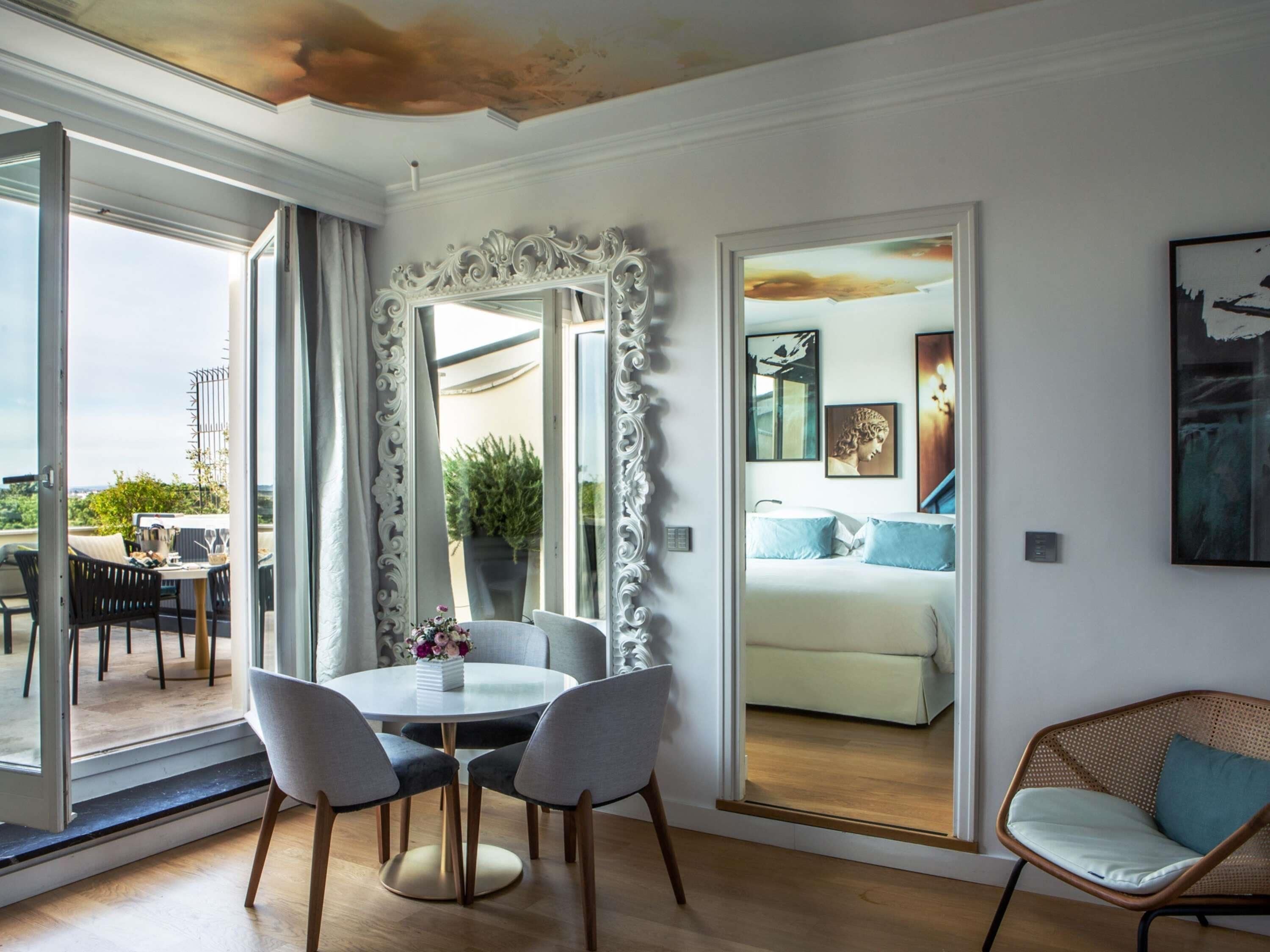 Ylelliset vuodevaatteet, minibaari, tallelokero huoneessa