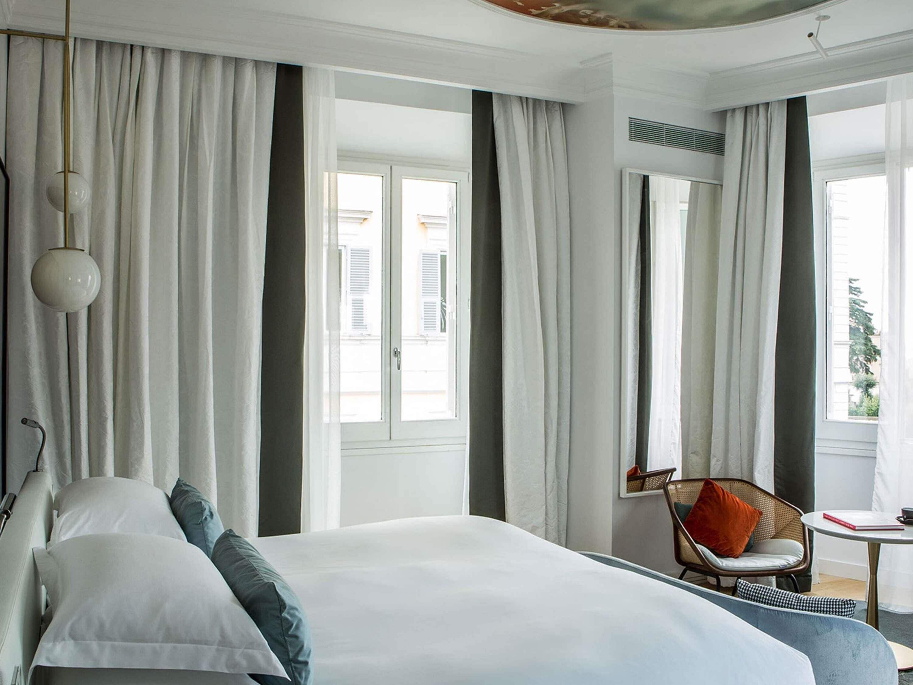 Ylelliset vuodevaatteet, minibaari, tallelokero huoneessa