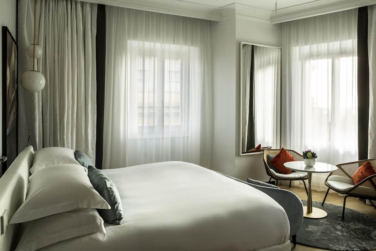 غرفة بريميم - سرير ملكي (Luxury) | أغطية فراش متميزة وميني بار وخزنة داخل الغرفة وستائر تعتيم