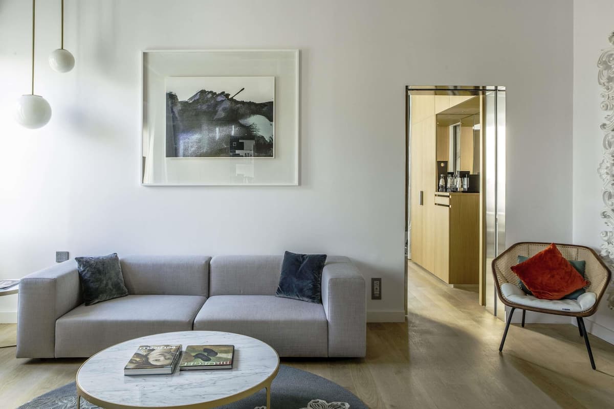 أغطية فراش متميزة وميني بار وخزنة داخل الغرفة وستائر تعتيم