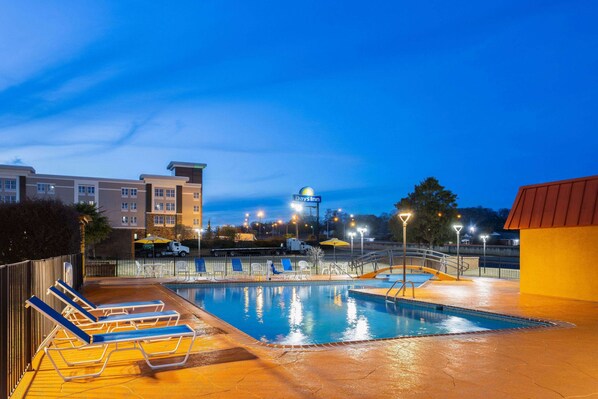 Una piscina al aire libre de temporada