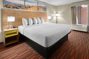 In-room safe, desk, iron/ironing board, free cots/infant beds - Days Inn by Wyndham Forsyth (Forsyth)