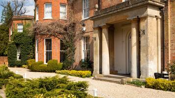 Pintu masuk properti