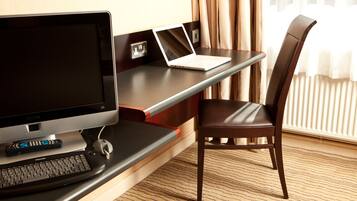 セーフティボックス (室内)、デスク、アイロン / アイロン台、ベビーベッド (無料)