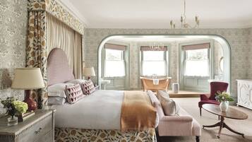 Tallelokero huoneessa, työpöytä, silitysrauta/-lauta