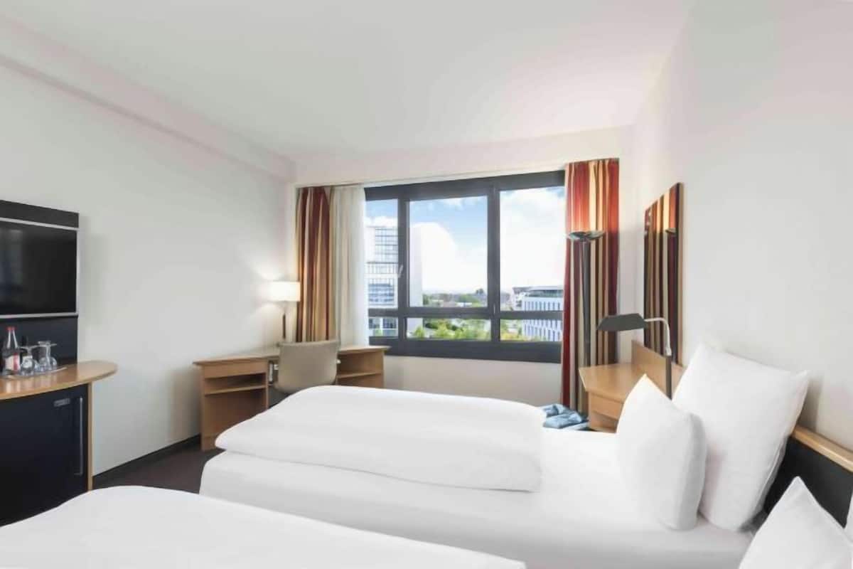 Premium bedding, pillowtop beds, minibar, in-room safe