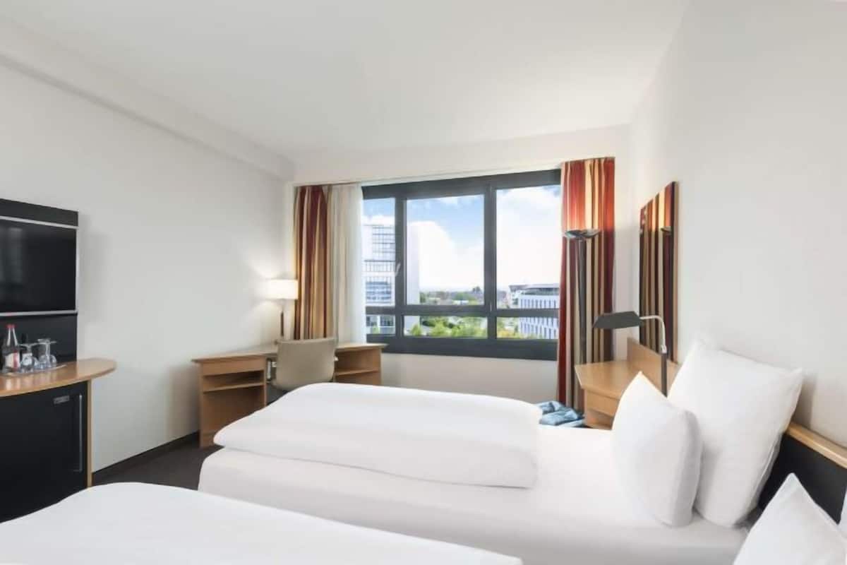 Premium bedding, pillow-top beds, minibar, in-room safe