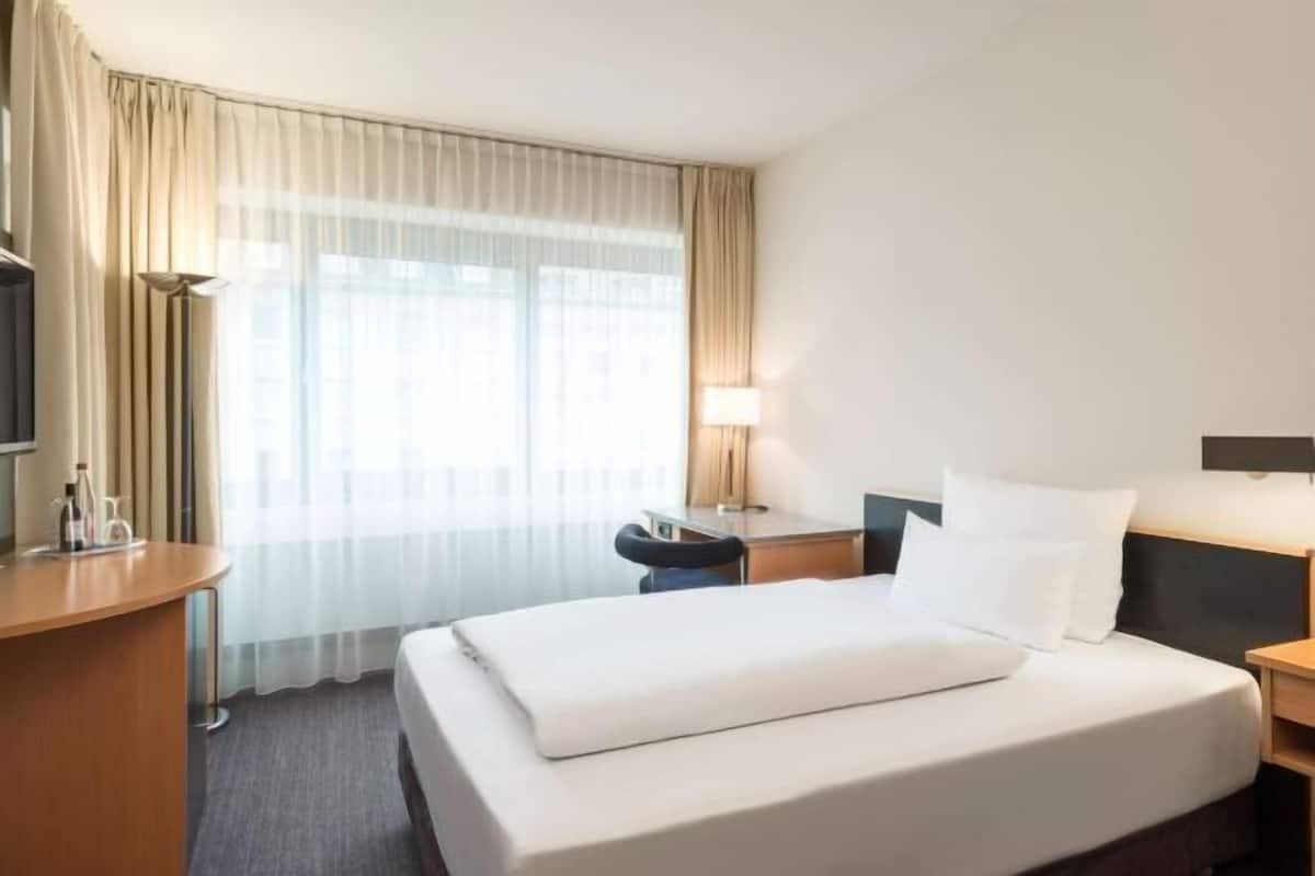 Premium bedding, pillow-top beds, minibar, in-room safe