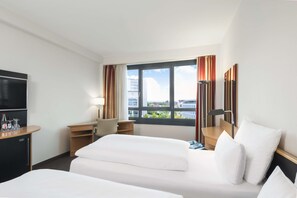 Ropa de cama de alta calidad, colchones con pillow-top y minibar 