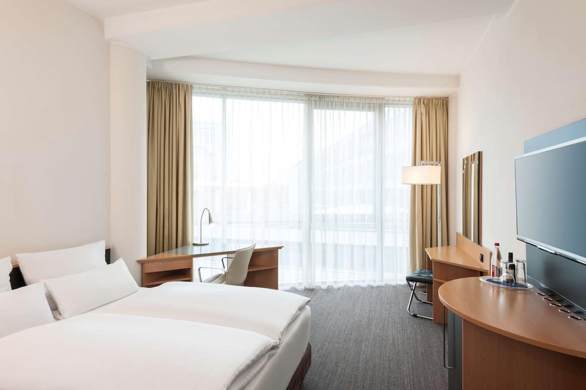 Ropa de cama de alta calidad, colchones con pillow-top y minibar