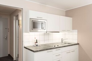 Ropa de cama de alta calidad, colchones con pillow-top y minibar 