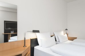 Standard Room | Premium bedding, pillowtop beds, minibar, in-room safe - NH Düsseldorf City (Düsseldorf)