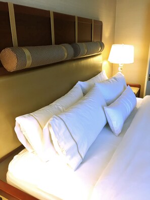 Hochwertige Bettwaren, Daunenbettdecken, Pillowtop-Betten, Zimmersafe