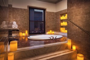 Suite, 1 King-Bett | Badezimmer