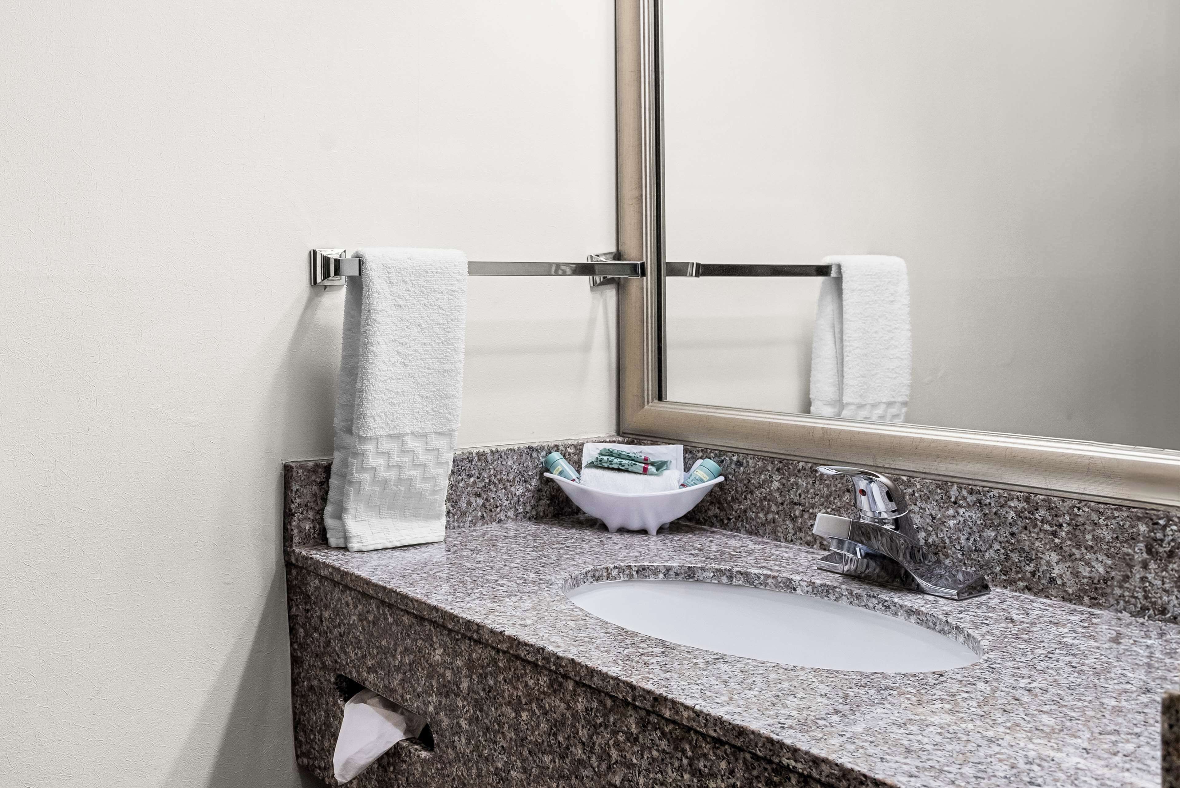 combined shower/bathtub, eco-friendly toiletries, hair dryer, towels