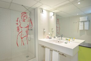 Suíte standard, várias camas | Banheiro | Chuveiro, produtos de toalete biodegradáveis, secador de cabelo 