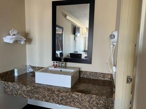 Combined shower/tub, free toiletries, towels - Holland Inn & Suites (Holland)