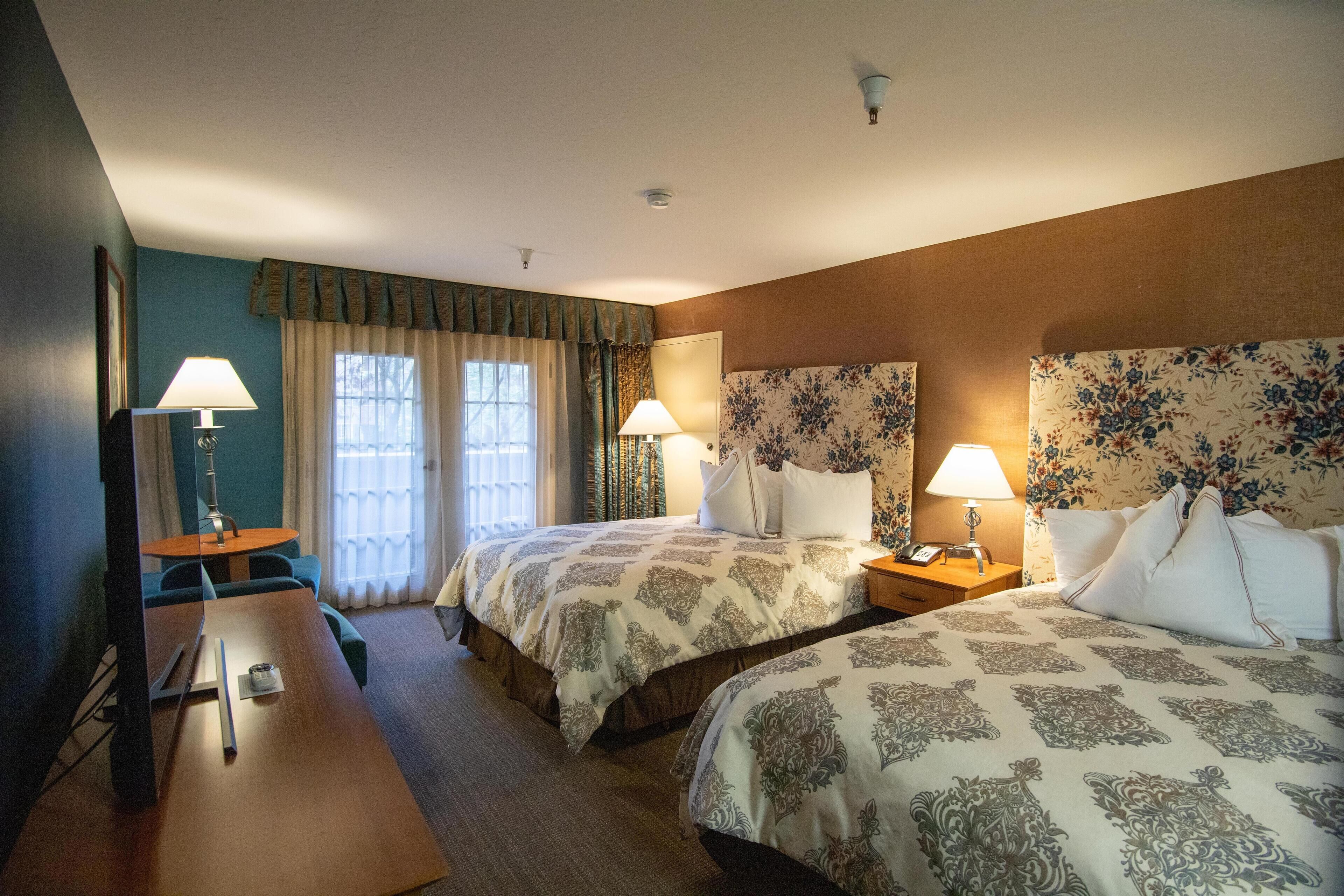 デラックス ルーム クイーンベッド 2 台 バリアフリー パティオ (Walk-in Shower) | アイロン / アイロン台、WiFi (無料)、ベッドシーツ