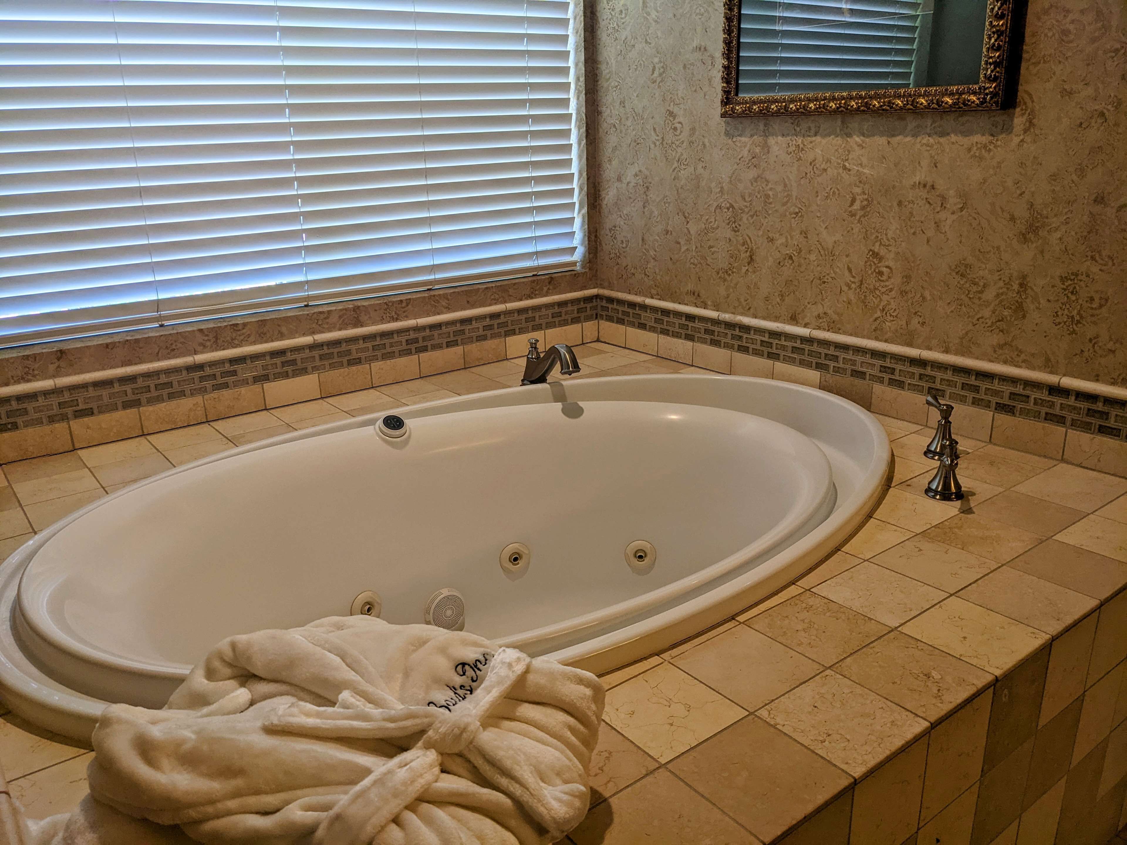 suite, 1 king bed, non smoking, balcony | room amenity