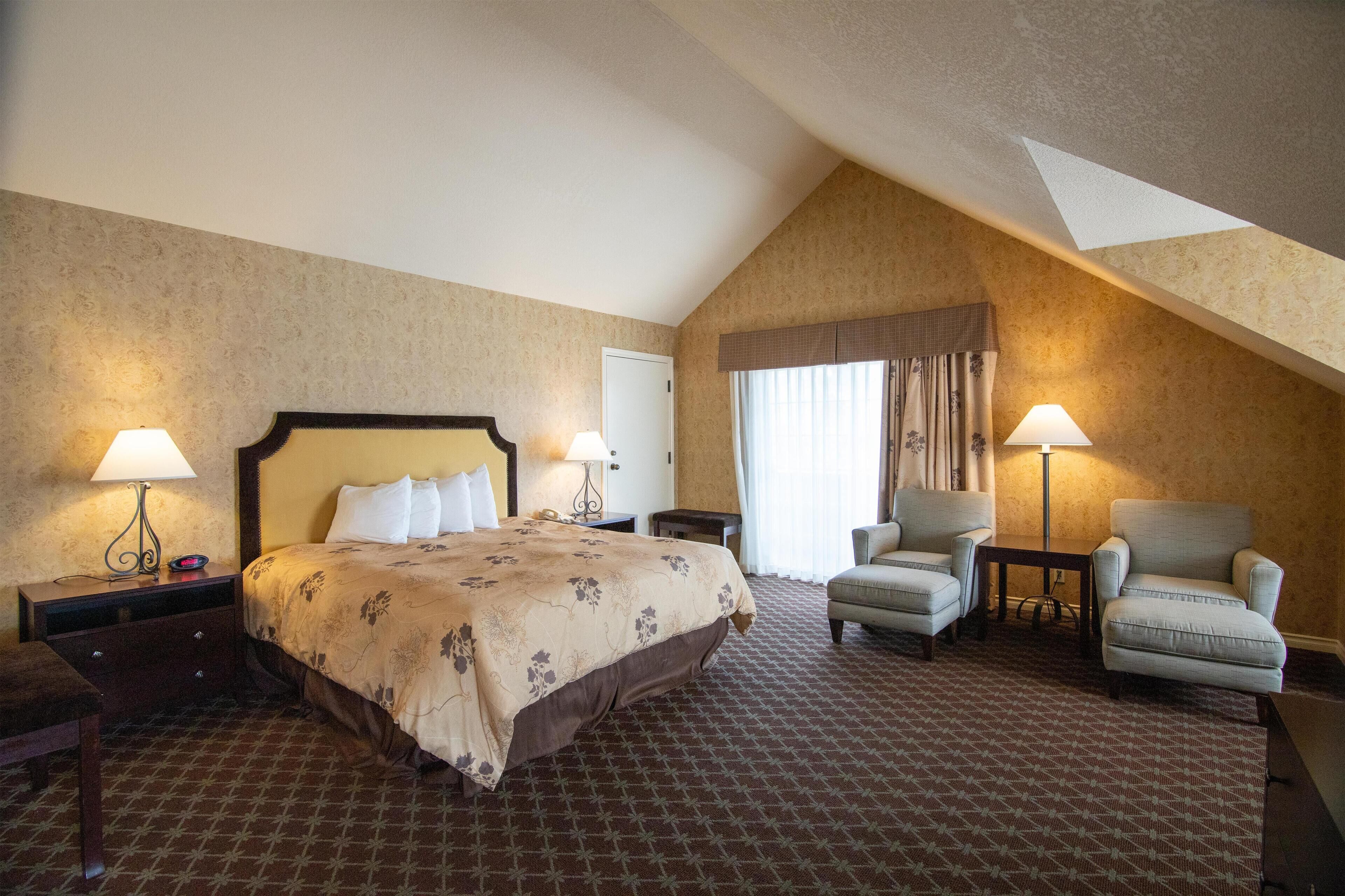 スイート キングベッド 1 台 禁煙 バルコニー | アイロン / アイロン台、WiFi (無料)、ベッドシーツ