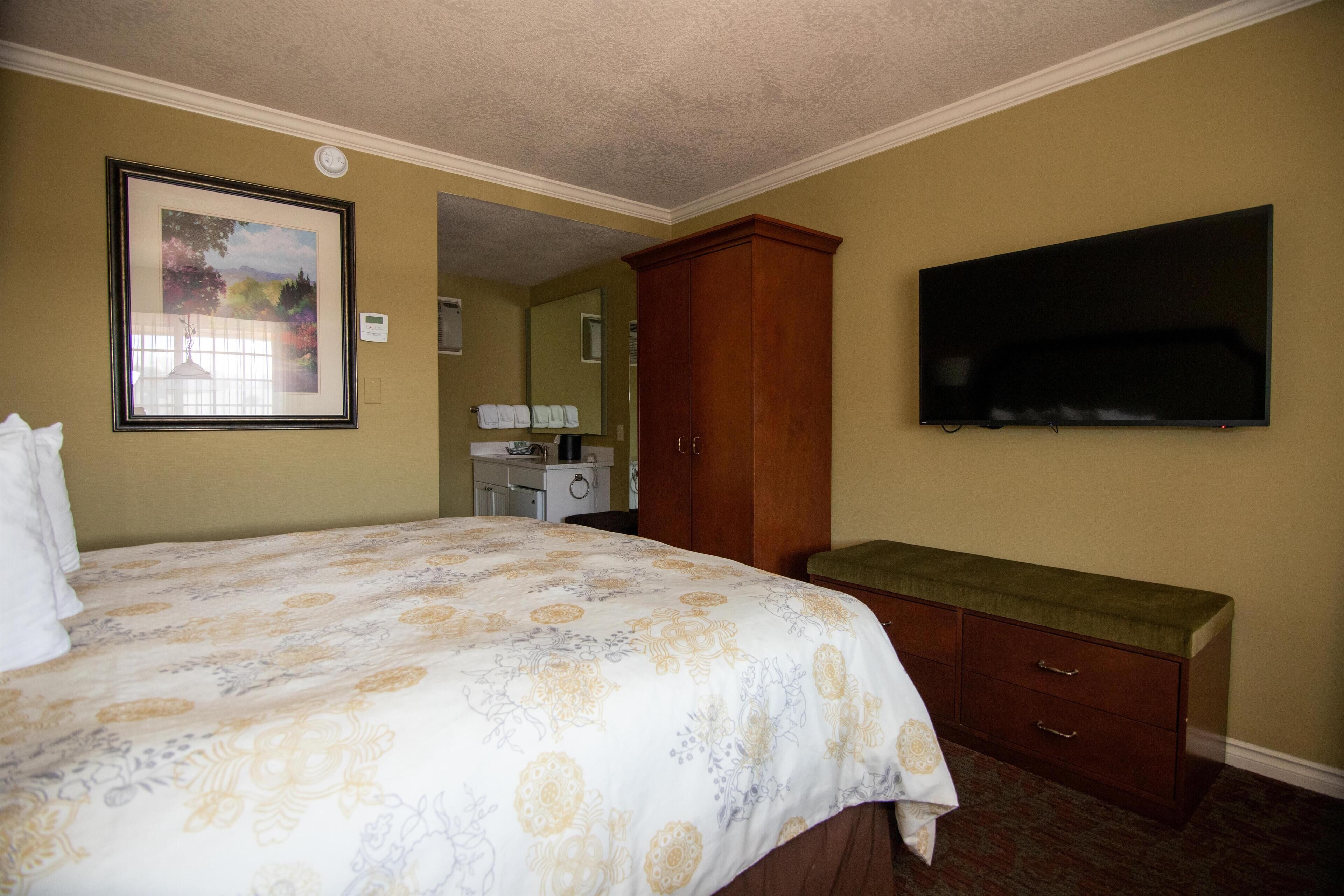 スタンダード ルーム キングベッド 1 台 禁煙 (Pet Friendly) | アイロン / アイロン台、WiFi (無料)、ベッドシーツ