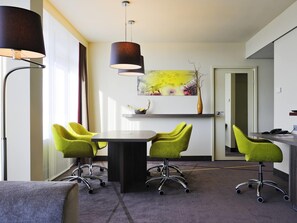 Suite, 1 cama King size y sofá cama | Minibar, caja de seguridad en la habitación y escritorio 