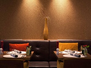Petit déjeuner et dîner servis sur place