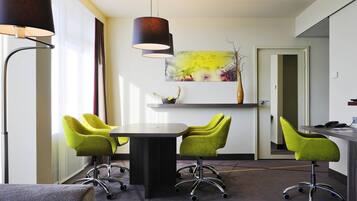 Minibar, safe på rommet, skrivebord og strykejern/-brett