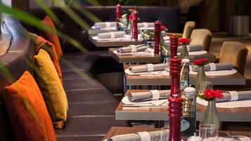 Serveert ontbijt en diner