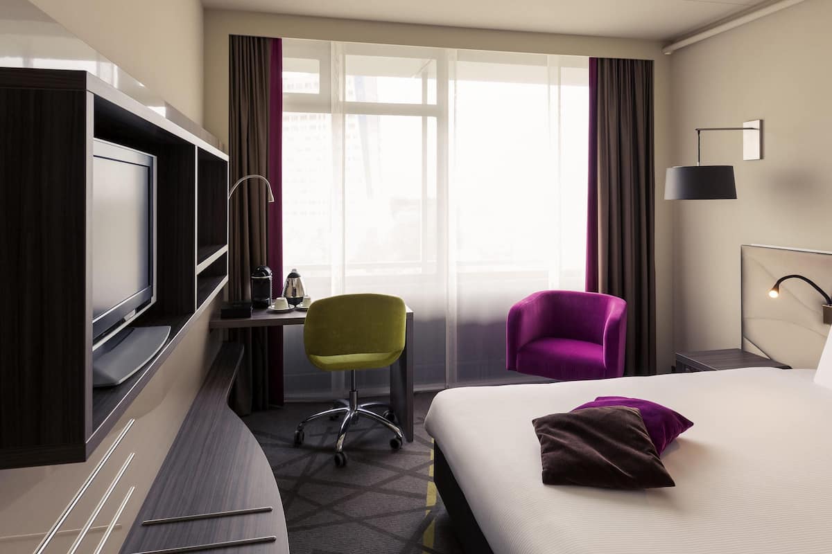 Minibar, in-room safe, desk, iron/ironing board