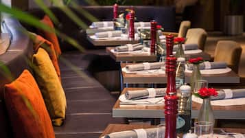 Breakfast and dinner served