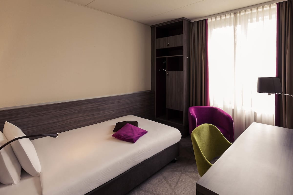 Standard Room, 1 Twin Bed | Minibar, in-room safe, desk, iron/ironing board