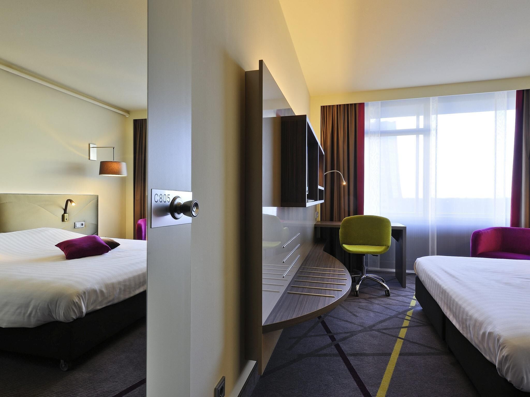 Minibar, coffres-forts dans les chambres, bureau