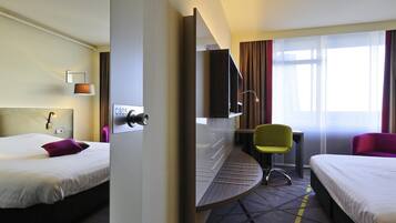 Minibar, coffres-forts dans les chambres, bureau