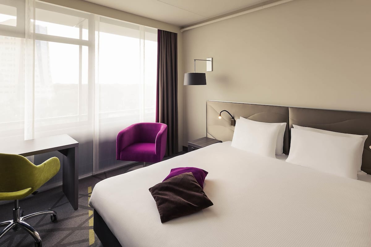 Minibar, in-room safe, desk, iron/ironing board