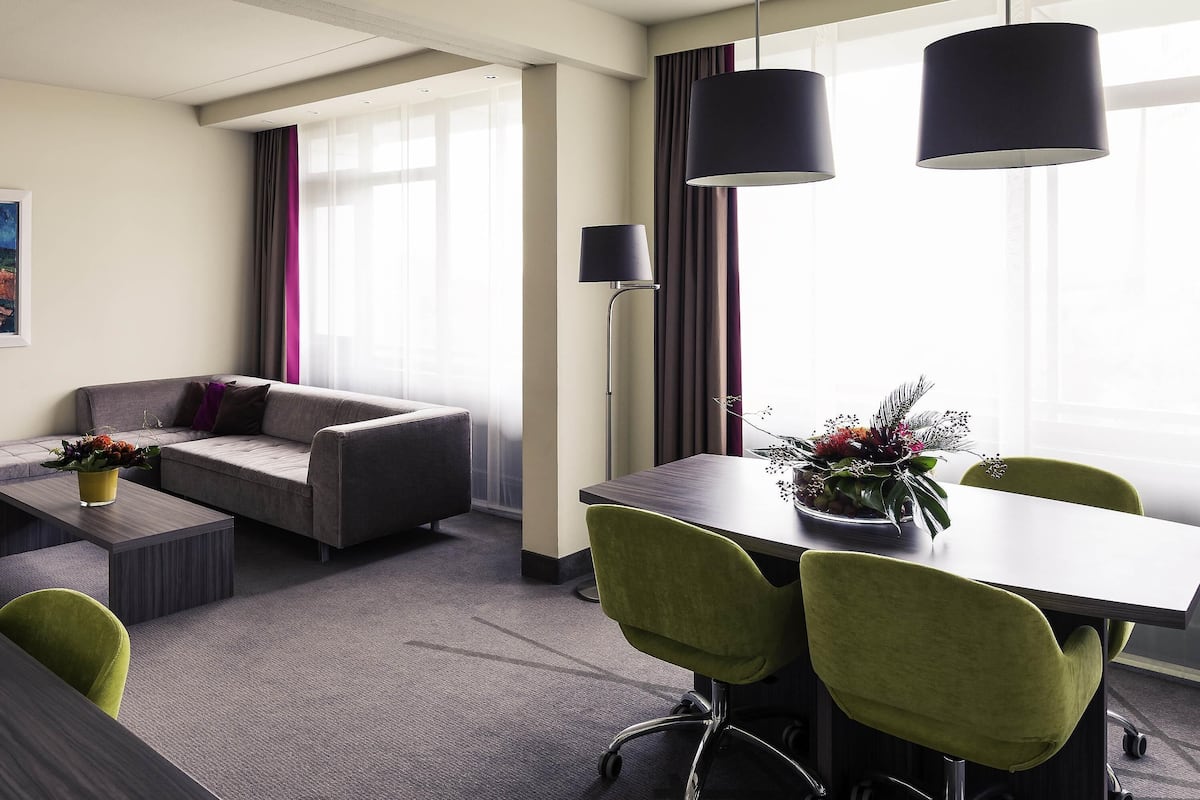 Suite, 1 Tempat Tidur King dengan tempat tidur Sofa | Minibar, brankas, meja kerja, dan setrika/meja setrika