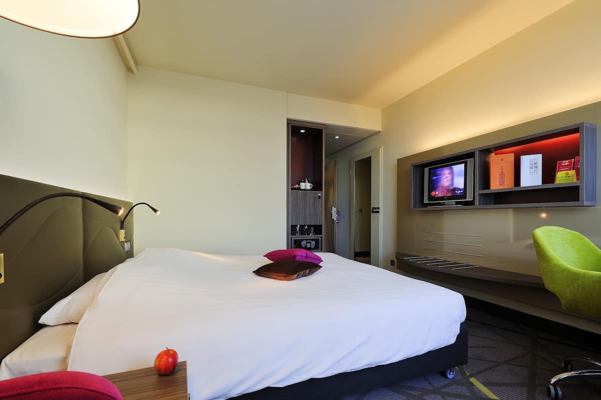 Minibar, in-room safe, desk, iron/ironing board