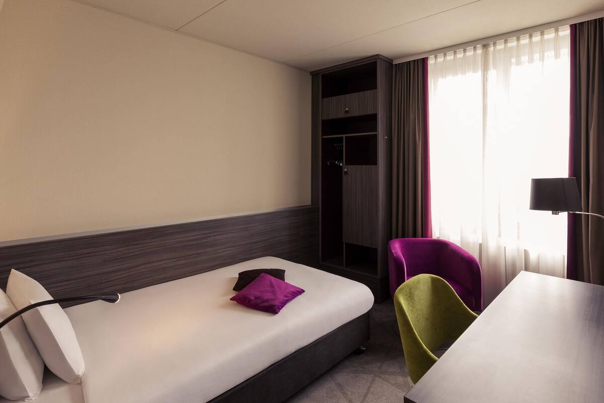 Kamar Standar, 1 Tempat Tidur Twin | Minibar, brankas, meja kerja, dan setrika/meja setrika