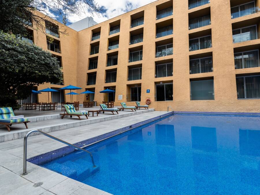 Piscina externa, funciona das 7h às 19h, guarda-sóis, espreguiçadeiras