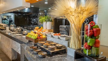 5 restaurants, breakfast, lunch, dinner served; international cuisine