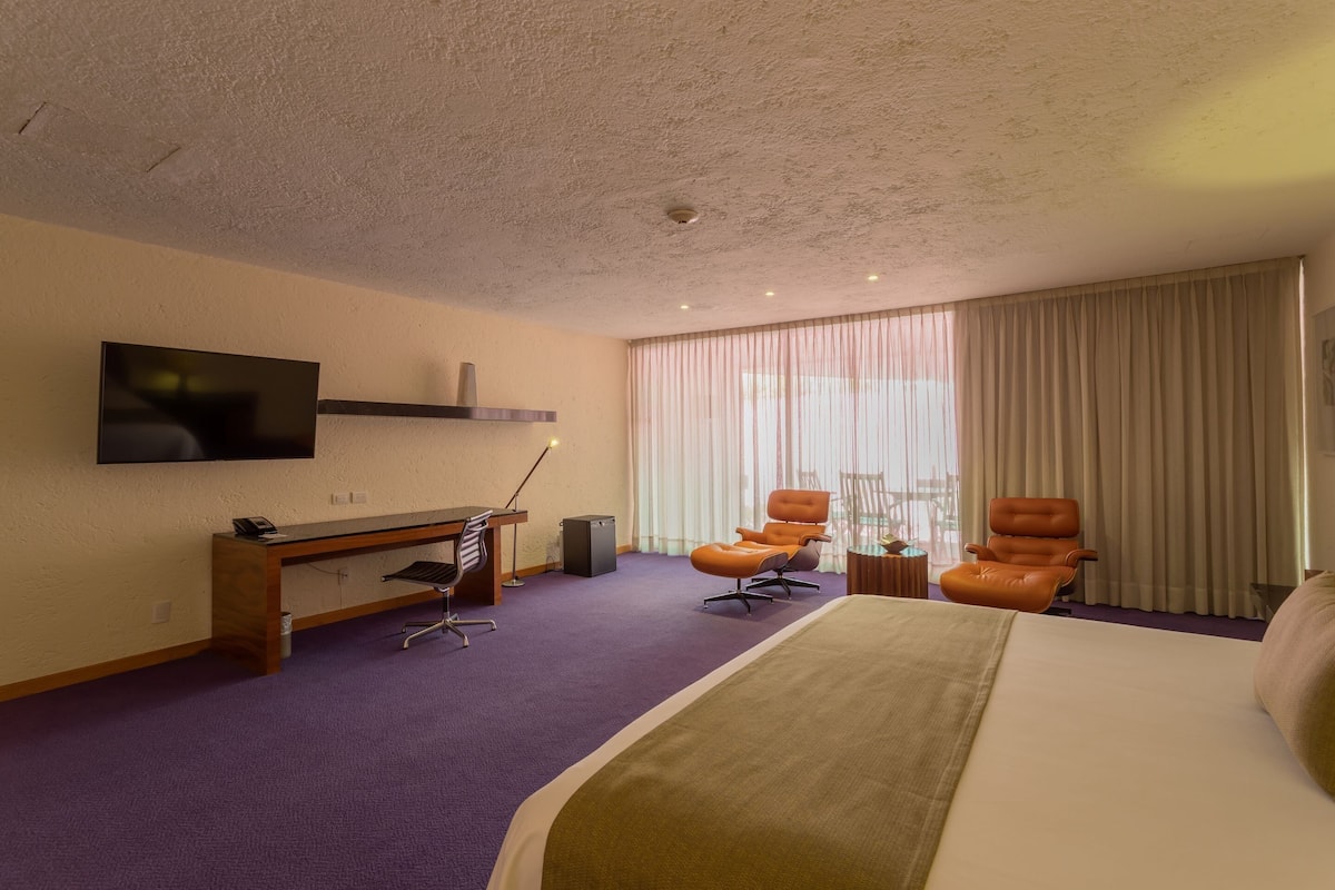 Suite Chapultepec | Premium bedding, minibar, in-room safe, desk