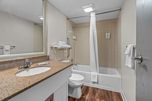 وحدات دش مع أحواض استحمام، مستلزمات مجانية للعناية الشخصية، مجففات شعر