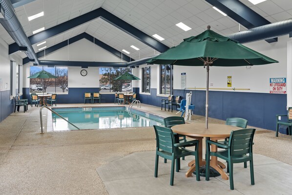 من حمّامات السباحة المغطاة