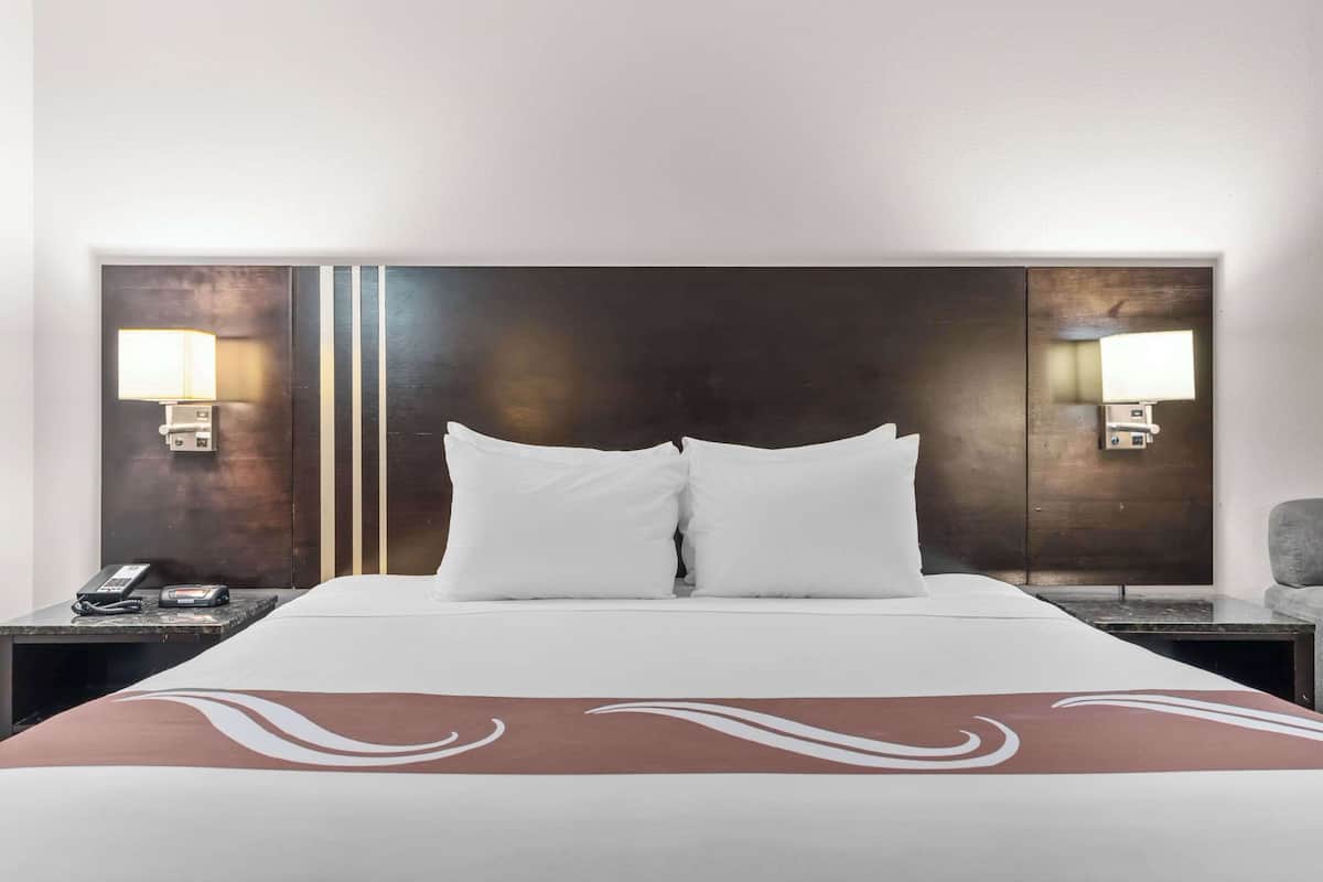 Zimmer, 1 King-Bett und Schlafsofa, barrierefrei, Nichtraucher | Schreibtisch, Bügeleisen/Bügelbrett, Zustellbetten, kostenloses WLAN