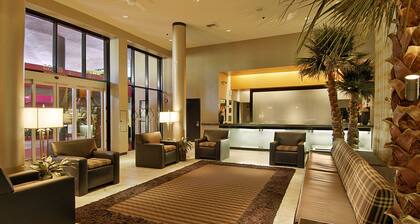 Ramada Plaza by Wyndham West Hollywood Hotel & Suites