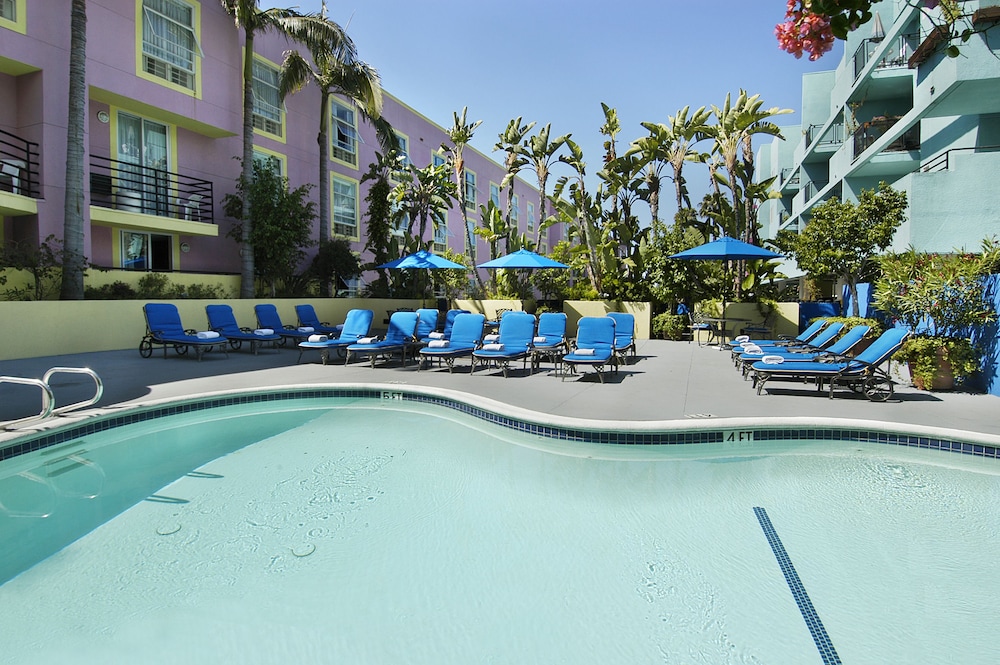 Ramada Plaza by Wyndham West Hollywood Hotel & Suites by null