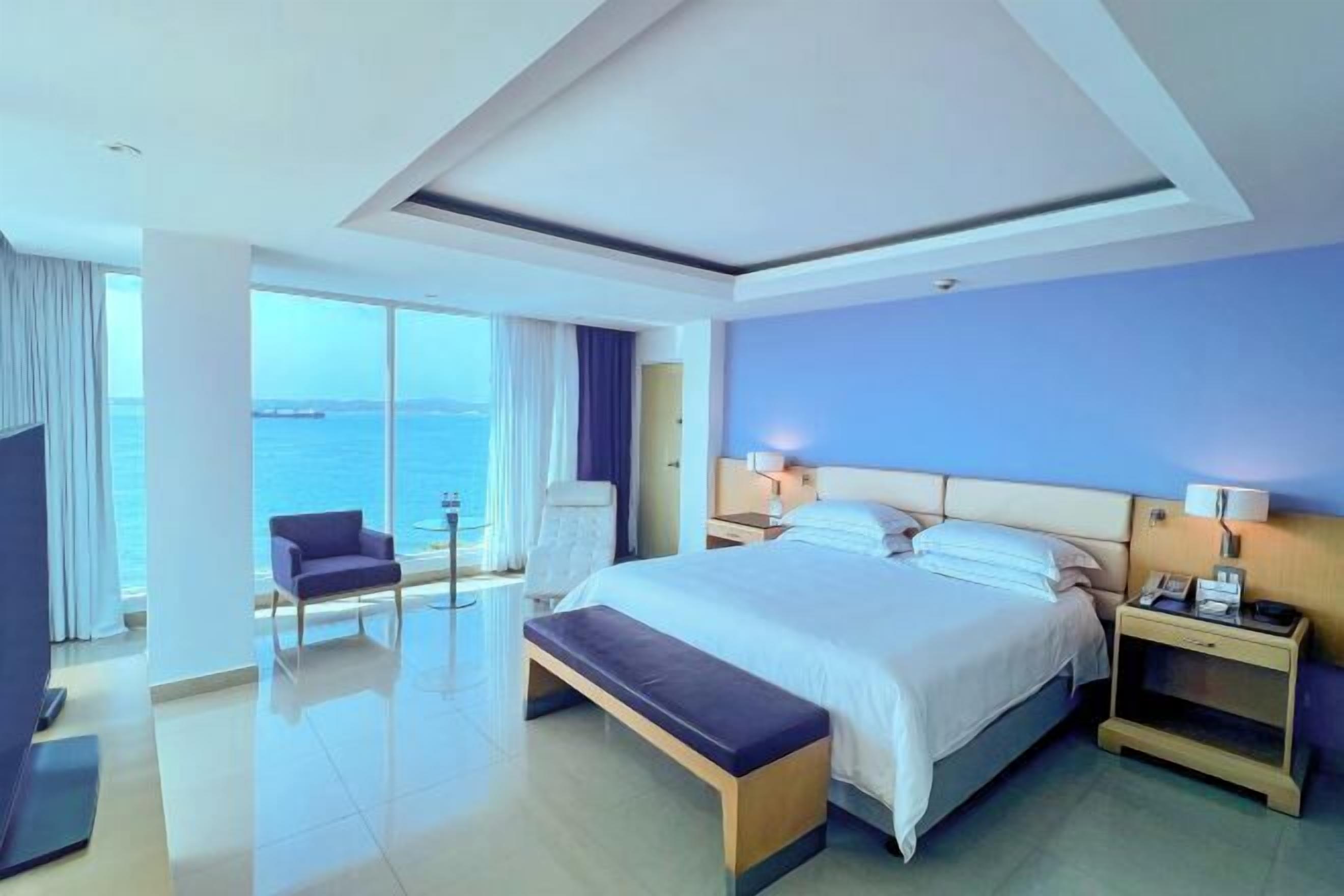 Luxe beddengoed, een minibar, een kluis op de kamer, een bureau