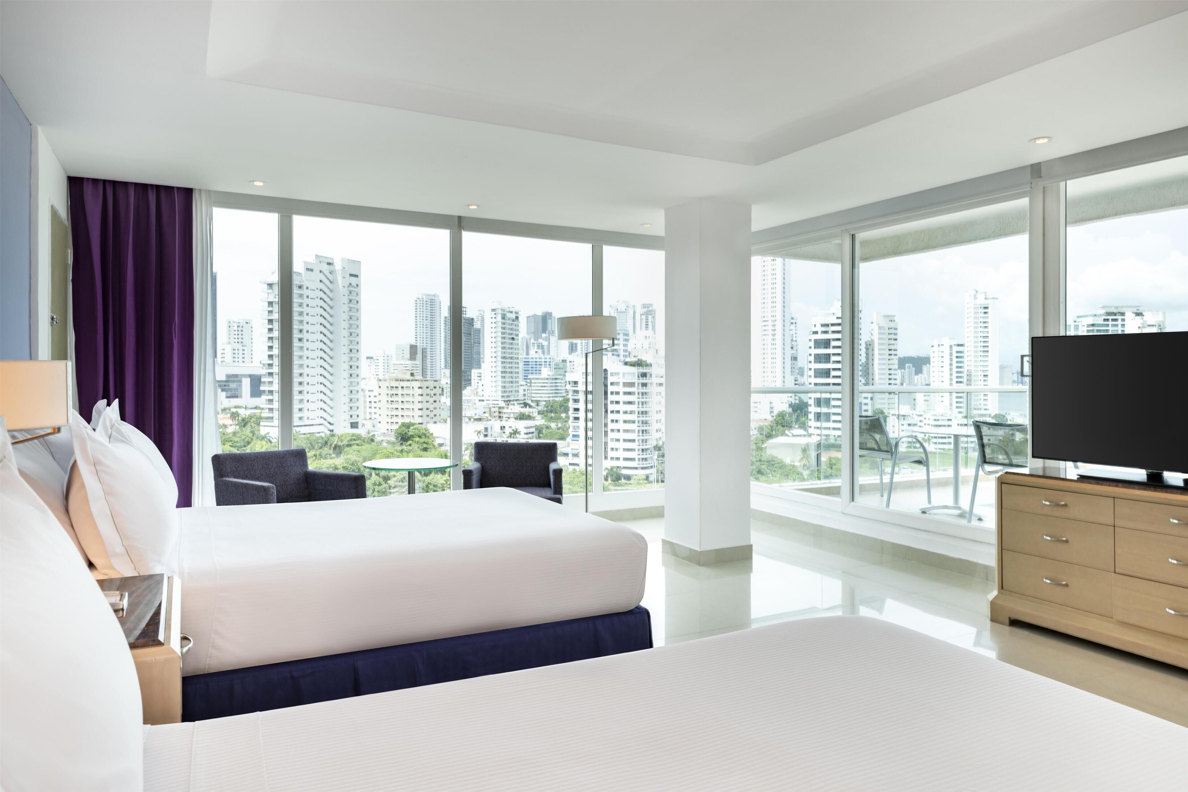 Quarto, 2 camas Queen, no canto | Área de estar | TV LCD 49 polegadas com canais a cabo, TV, dock para MP3