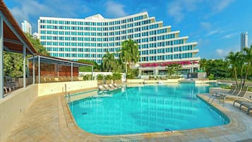 4 piscines extérieures, chaises longues, maîtres-nageurs sur place